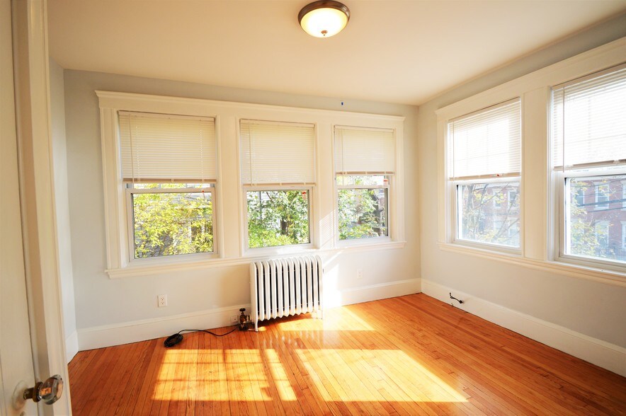 Building Photo - 51 Leamington Rd