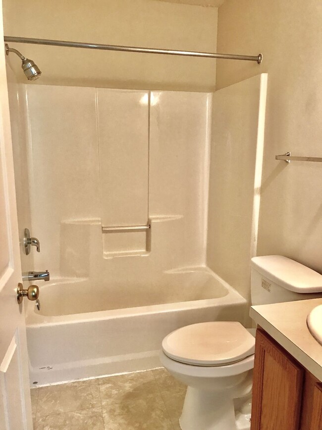 Building Photo - 3 Bedroom Townhouse in King George