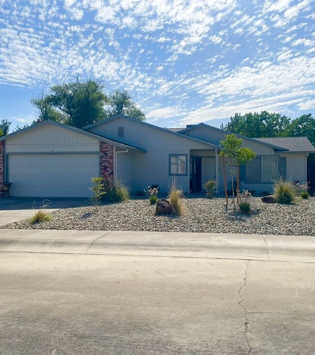 Building Photo - Live in W. Redding!!