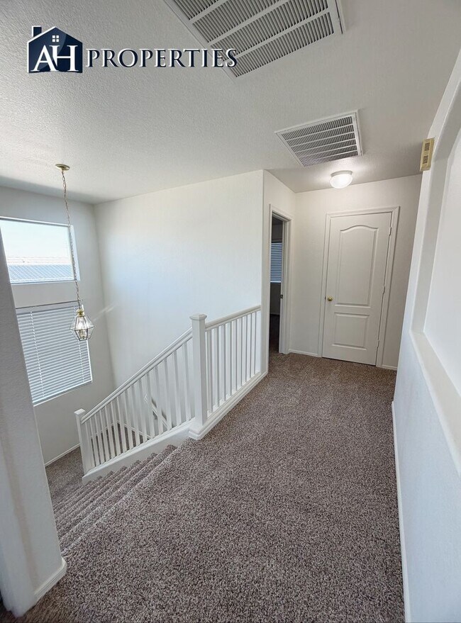 Building Photo - Large backyard Home in Surprise