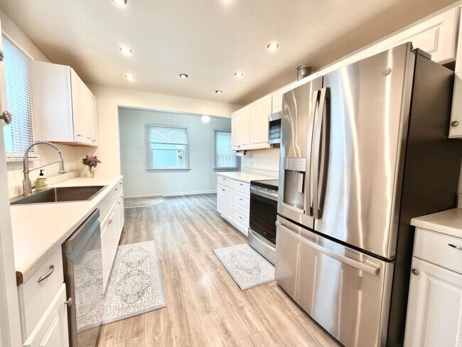 Building Photo - Charming Everett Home with Spacious Backyard, Garage, and Bonus Flex Spaces