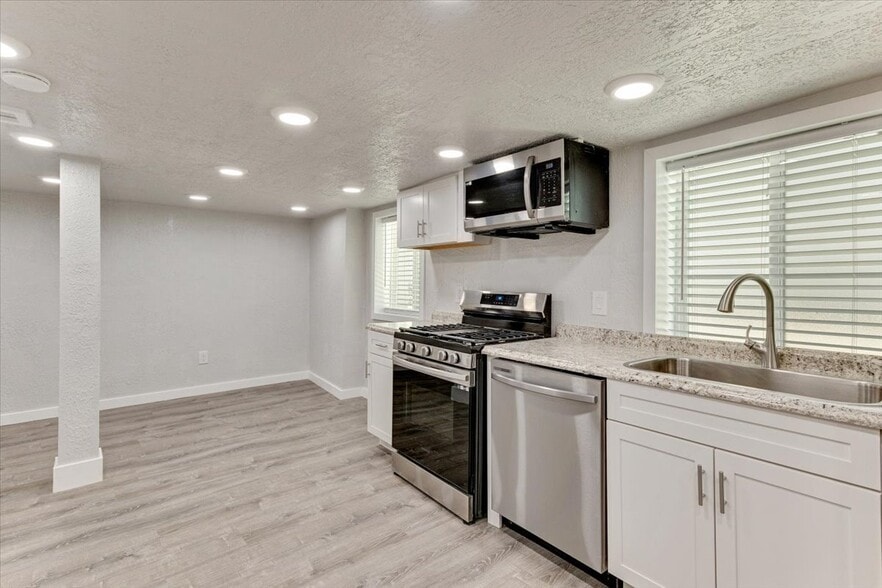 Building Photo - 672 S 200 W