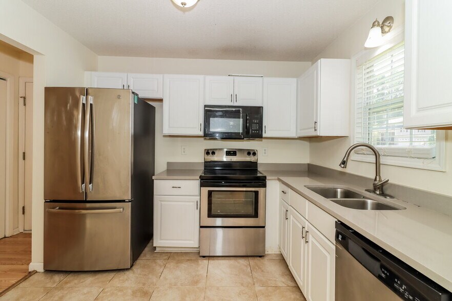 Building Photo - 757 Newport Dr