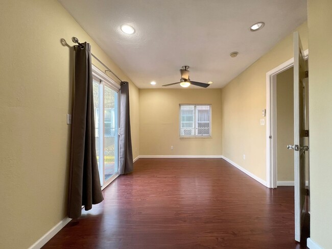 Building Photo - **5886 Lemon Ave Long Beach** 2 Bedroom 1 ...