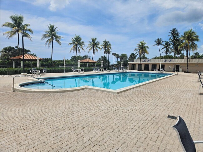 Building Photo - 2625 Collins Ave