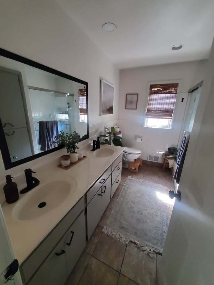 Main bathroom - 5853 Winnetka Ave N