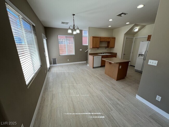 Building Photo - 733 Easter Lily Pl