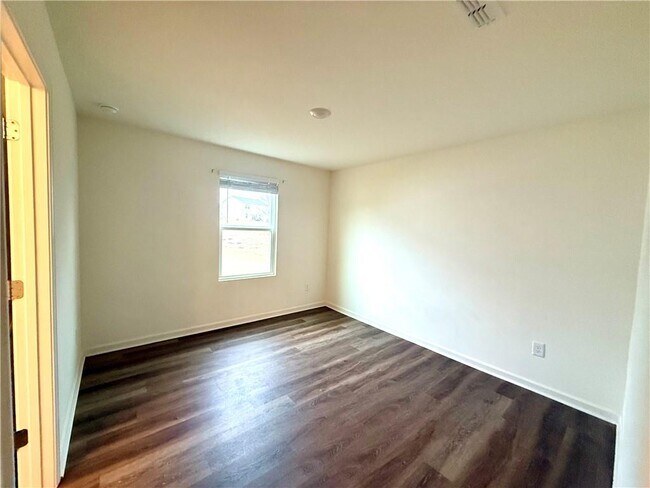 Building Photo - 119 Pond Ct