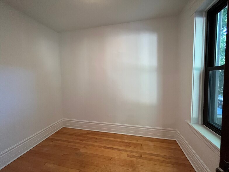1/2 bed or den- great for office use! - 914 N Winchester Ave