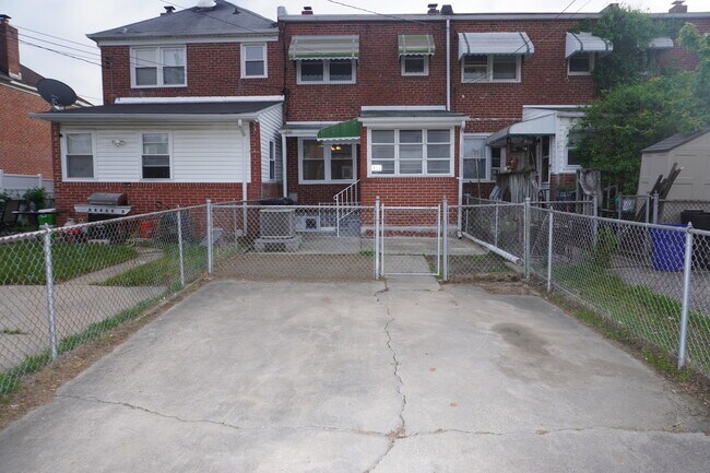 Building Photo - 137 Riverthorn Rd