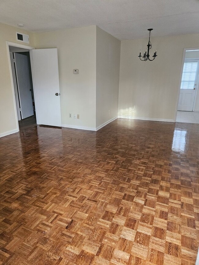 Building Photo - Quiet End-Unit Condo | Walk to University Place!