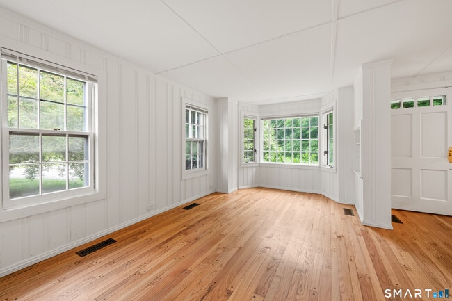 Building Photo - 527 Danbury Rd