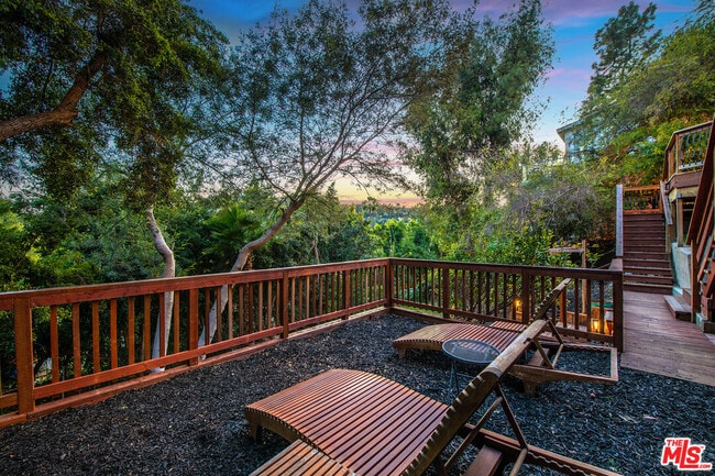 Building Photo - 3323 N Knoll Dr