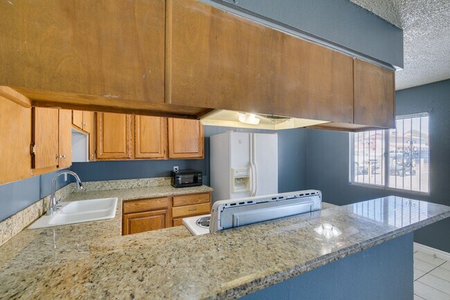 Building Photo - Charming 2-Bedroom Unit in a Well-Maintained 4-Plex!