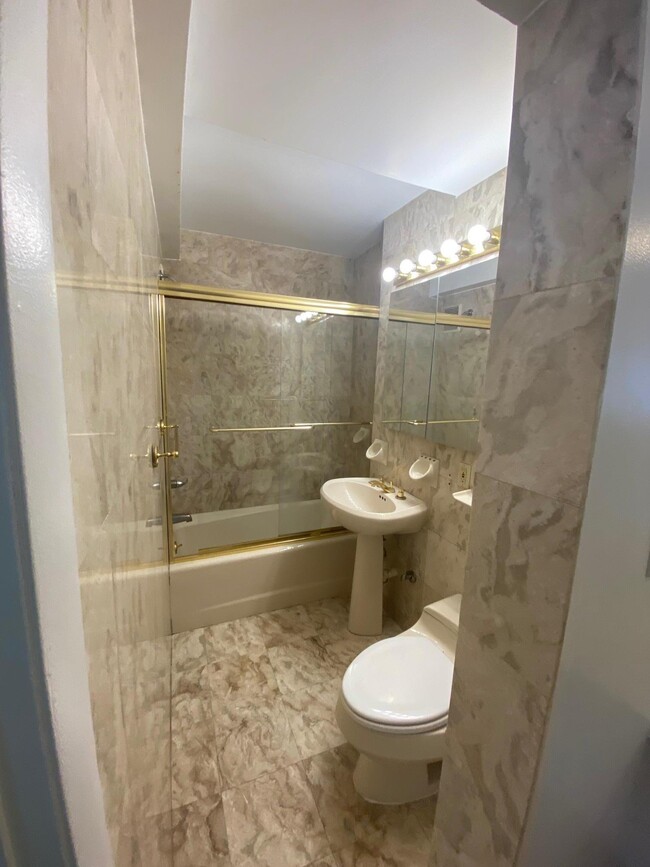 Building Photo - 420 E 64th St
