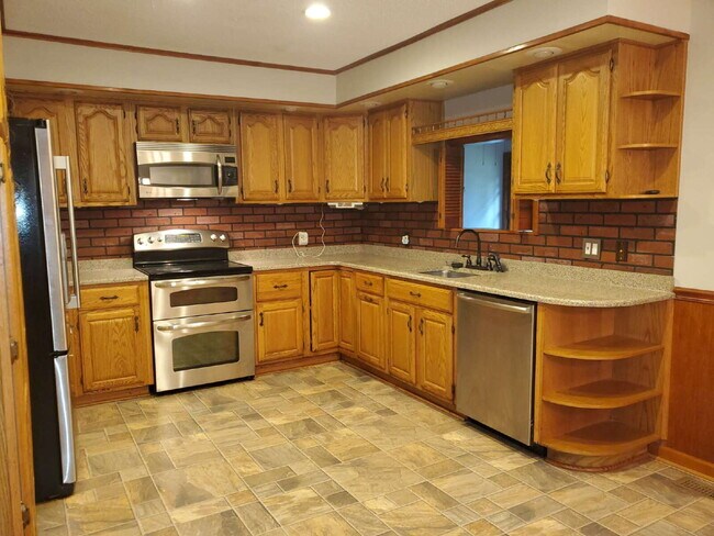 Building Photo - "Spacious 5-Bedroom Retreat with 3 Full Baths in Huntsville – Your Perfect Family Home Awaits!"