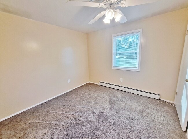 Building Photo - 3 Bed / 2 Bath Single Family Home