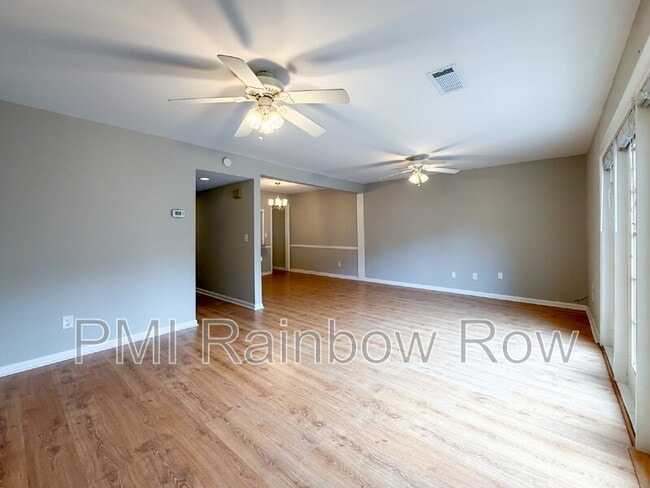 Building Photo - 425 Carriage Ln