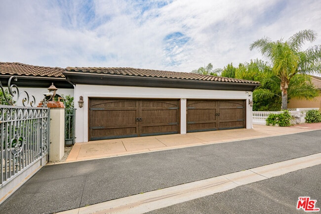 Building Photo - 4705 Los Feliz Blvd