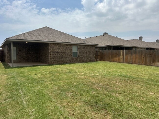 Building Photo - Milwaukee Ridge Gem with Open Living & Resort-Style Amenities
