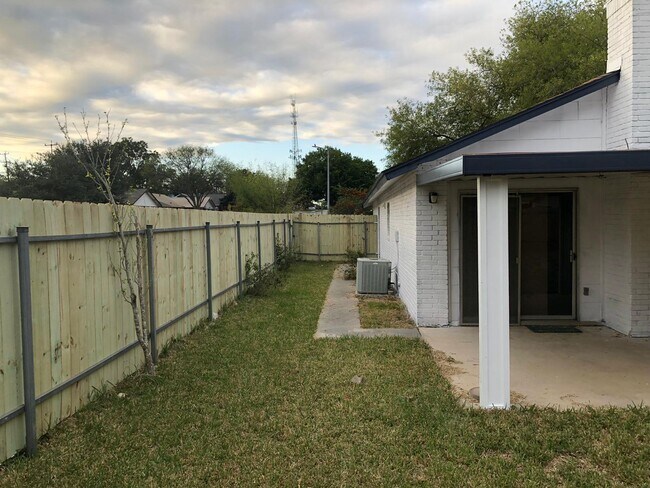 Building Photo - 7402 Oak Marsh St