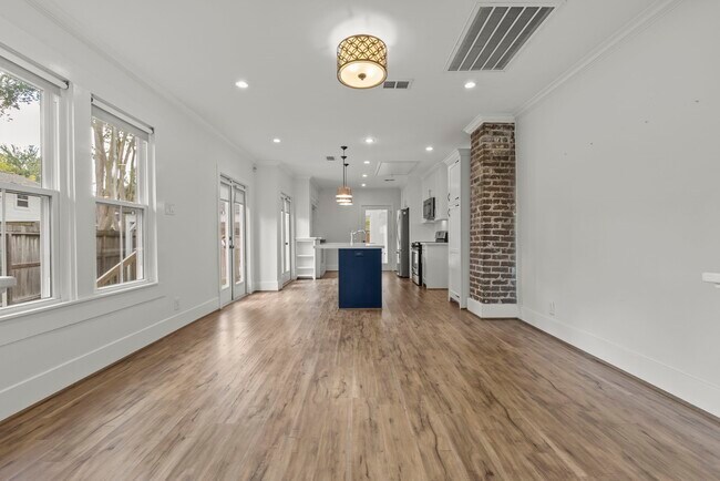Building Photo - 724 E 21st St
