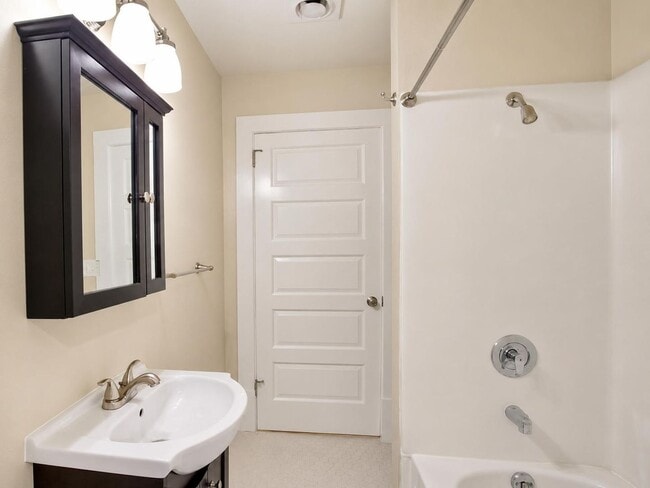 Building Photo - Top-Floor 3bed/1bath Duplex Unit in Cherry Hill!