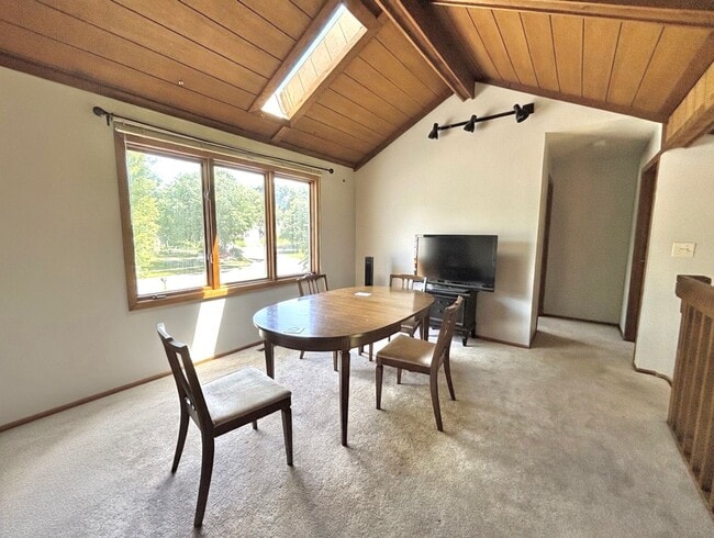 Building Photo - Entertainers dream in the heart of Eden Prairie! 3000+sf, updated, beautiful yard!!