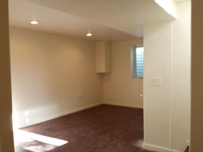 Building Photo - 186 S Yates Way