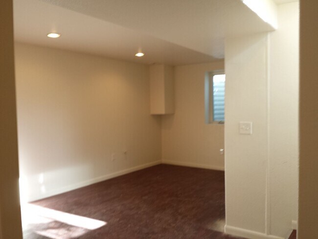 Building Photo - 4 Bedroom 2 Bath Home, $2500/month