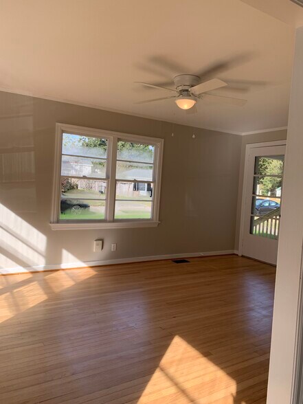 Building Photo - 111 Ellinor St