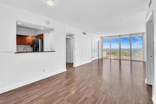 Building Photo - 5600 Collins Ave