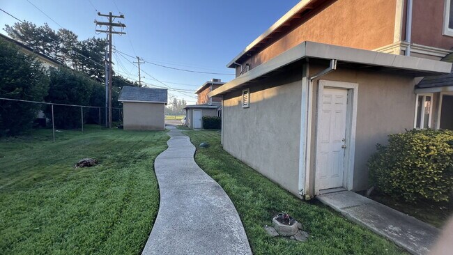 Building Photo - ** Move in special $1995 moves you in - Includes Deposit and January 2026 Rent. ** Updated interi...