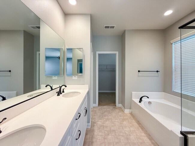 Building Photo - Spacious 4BR/3BA Home in Ocean View Hills