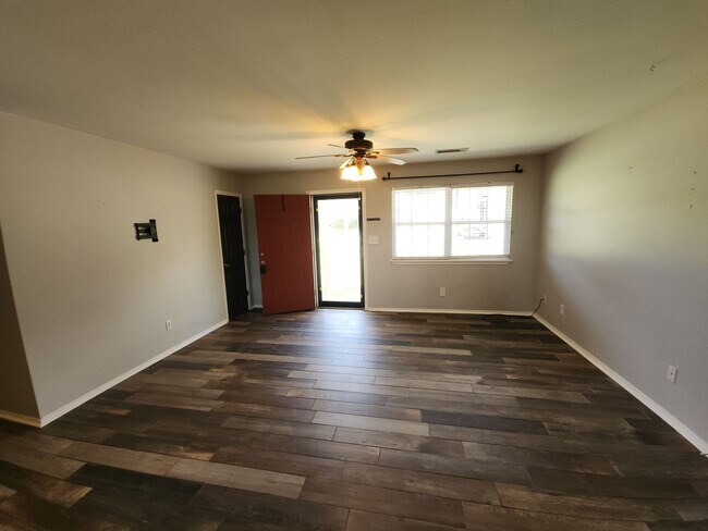 Building Photo - 100 Pebble Branch Ln