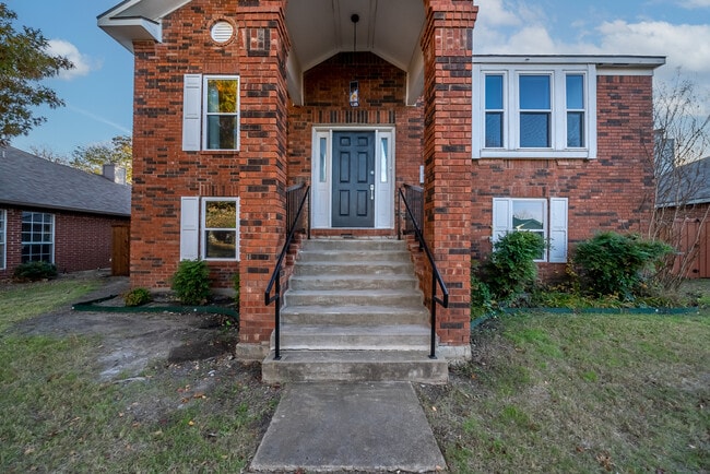 Building Photo - 2301 Summit Dr