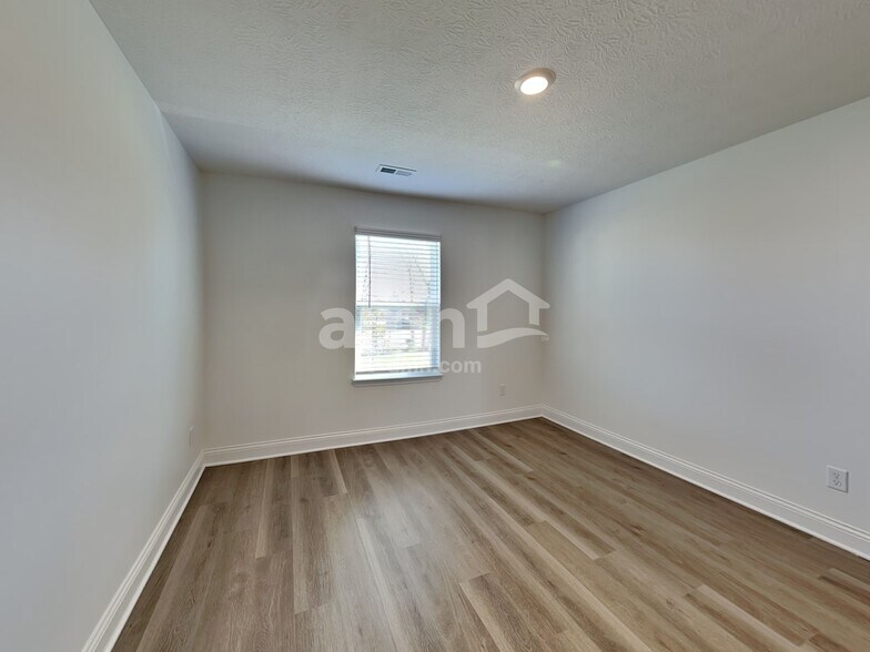 Building Photo - 204 Kramer Mills Dr