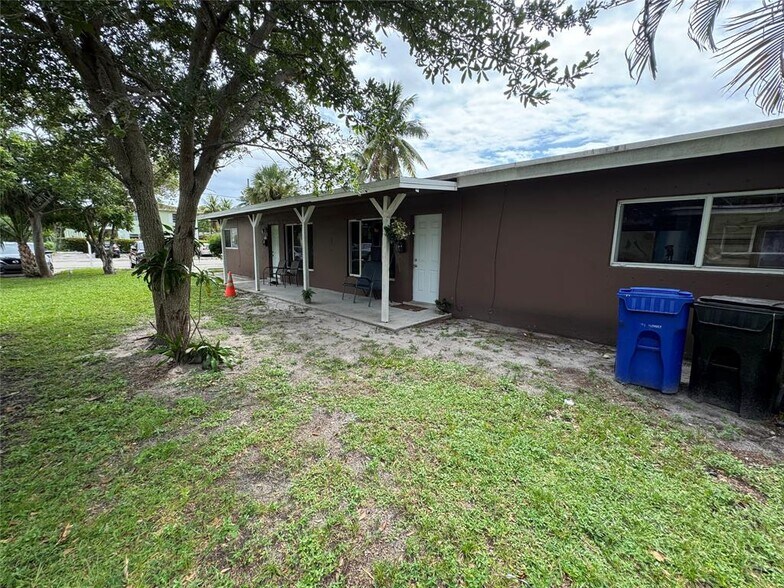 Building Photo - 911 SW 15th Ter