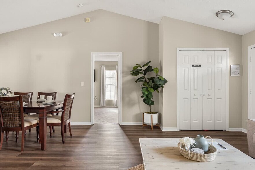 Building Photo - 2822 Formosa Blvd