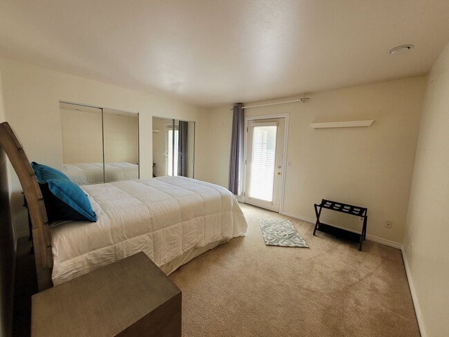 Building Photo - Fully Furnished Cottage 1 Bedroom - Marine Dr