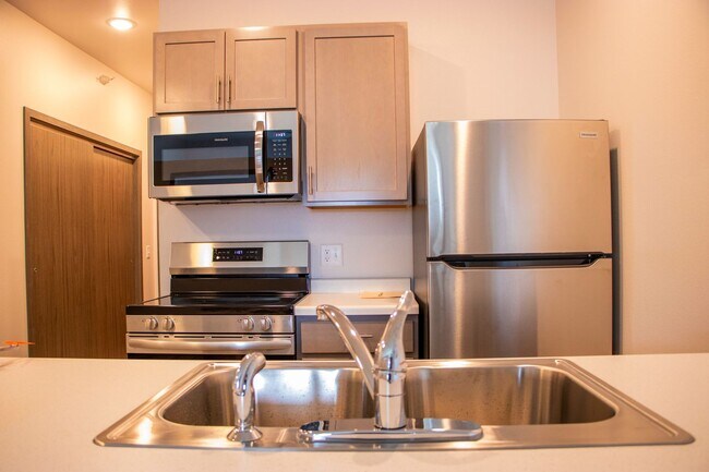 Building Photo - Brand New Apartments on Golf Road!