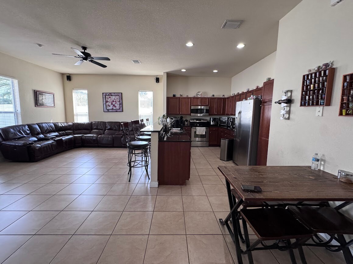 Building Photo - 9165 SW 170th Ave