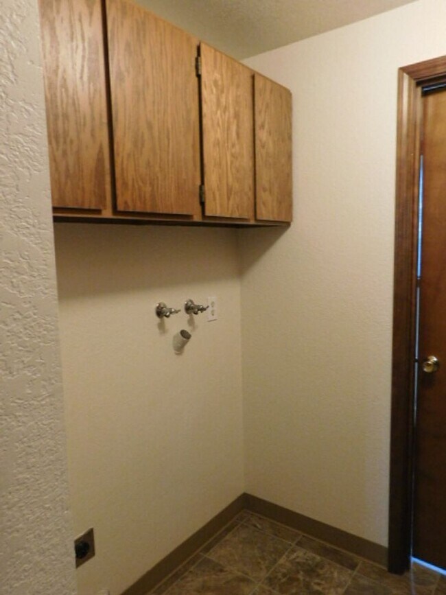 Building Photo - 3Bd/1.5Ba Single Story House - For Viewing!