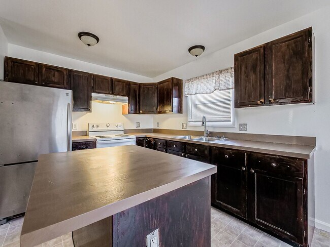 Building Photo - COMING SOON! Charming 3-Bedroom Home in the Heart of Pontiac