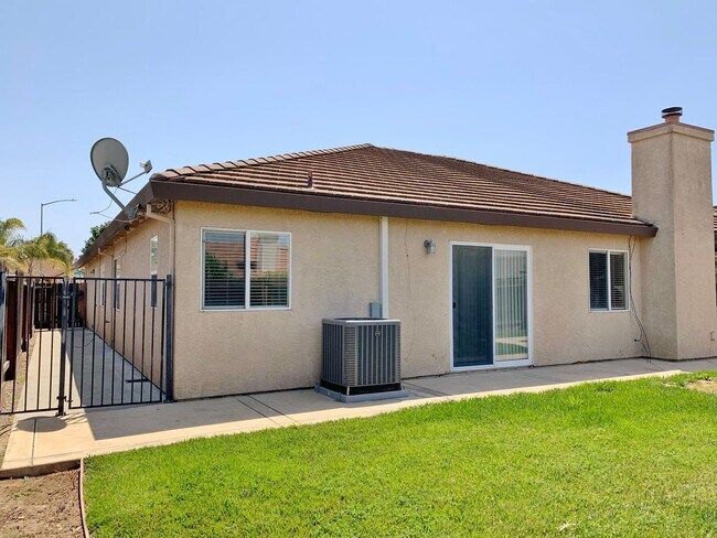 Building Photo - 4 Bedroom Home in Hollister