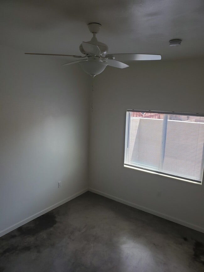 Building Photo - 1130 E Winnie Pl
