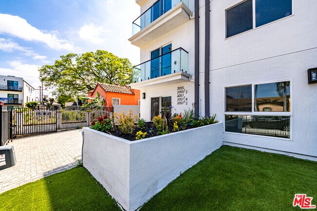 Building Photo - 2057 1/2 S Garth Ave