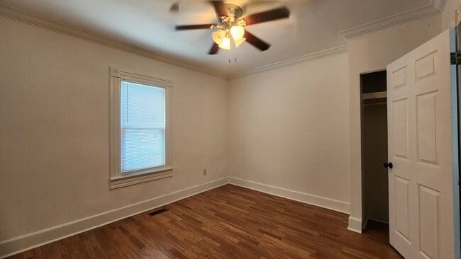 Building Photo - 809 Providence Rd