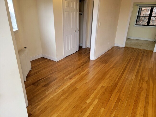 Building Photo - 235 Larchmont Ave