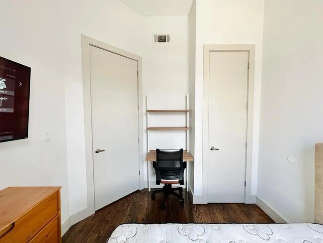 Building Photo - Furnished room/NOT APARTMENT